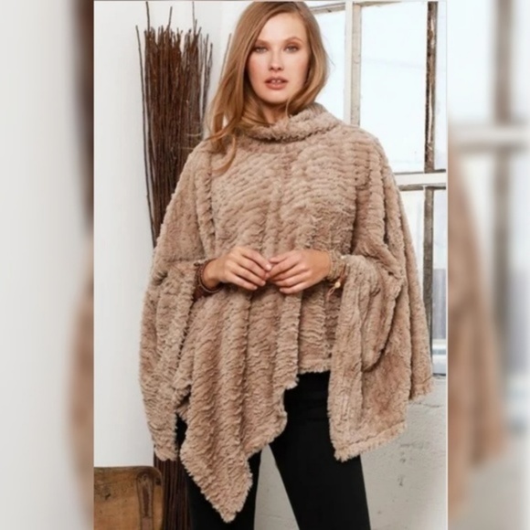 Sweaters - ‼️LAST CHANCE‼️ Plush Faux Fur Pullover Poncho